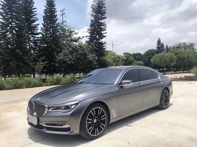 这辆宝马750售价43万,外观霸气上档次,它充满了运动气息