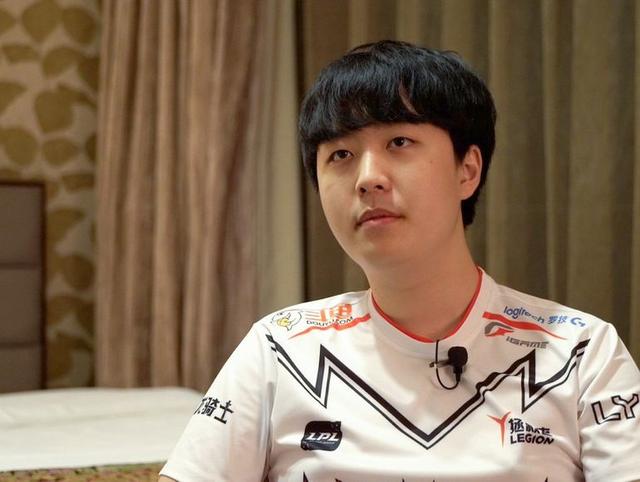 khan虽说之前在lpl打了4年的比赛,但khan的中文水平直到来了fpx之后才