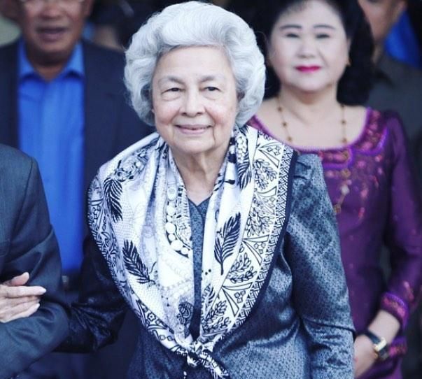 一辈子都要穿高跟鞋|柬埔寨|太后|莫尼列_新浪新闻