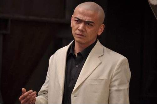 杨烁在剧中饰演了毒枭马云飞一角,当年光头造型的杨烁眼神凶狠,看起来