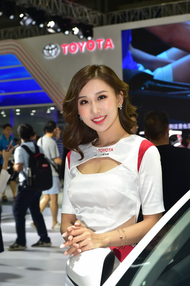 一汽丰田美女车模实拍卡罗拉普拉多等将亮相盐城六一车展