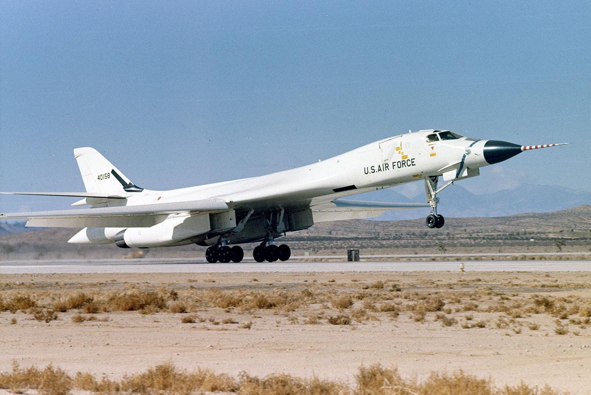 个较短的弹舱组成,要使用agm-86b远程空射核常兼备巡航导弹时非常困难