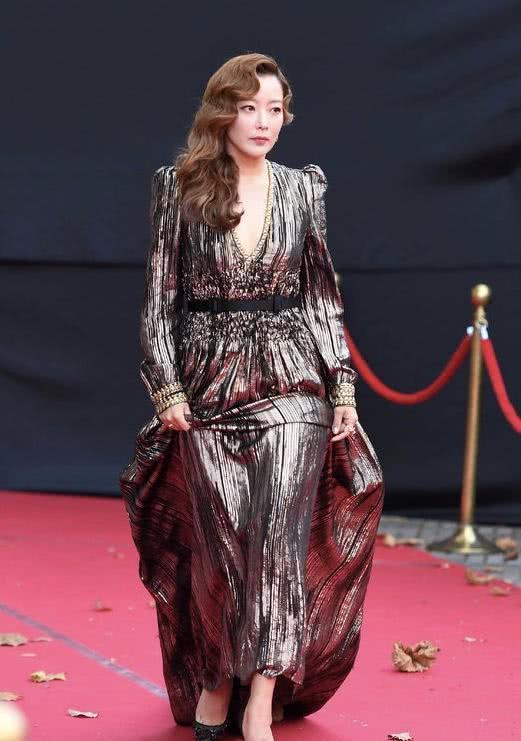 金喜善气质开挂,卷发造型搭配连衣裙走红毯高级大气,魅力十足