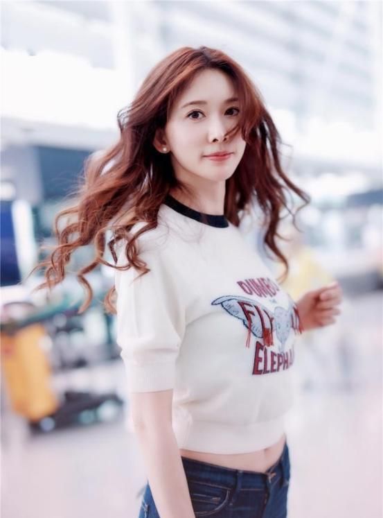 林志玲不愧是模特出道,一般人没这腰身比,穿休闲装也显好身材