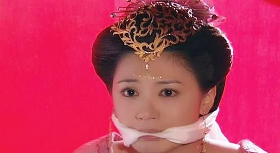 同样被堵着嘴,林允儿像卖萌,杨幂最无语,而她却令人拍手称快