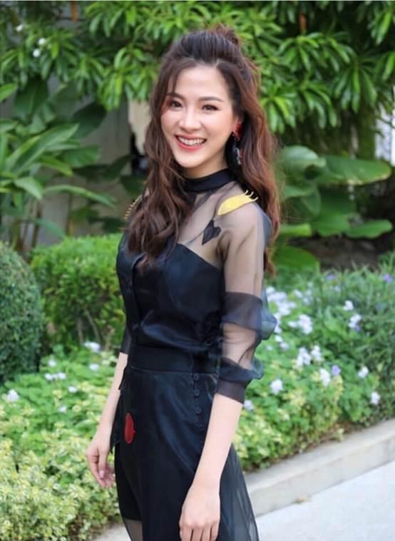 泰国女星baifern背心搭配牛仔阔腿裤,简单造型挡不住温柔气质