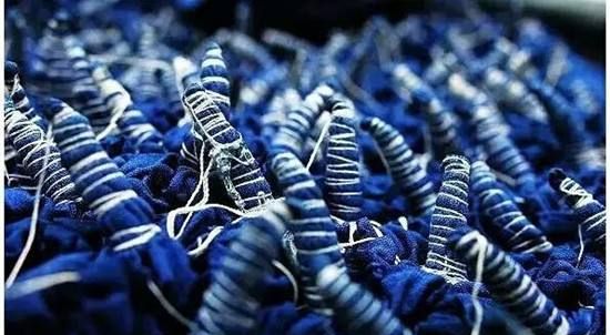 传承千年的扎染艺术,帮你的无趣的旧T恤大变身|扎染|T恤|染料_新浪新闻