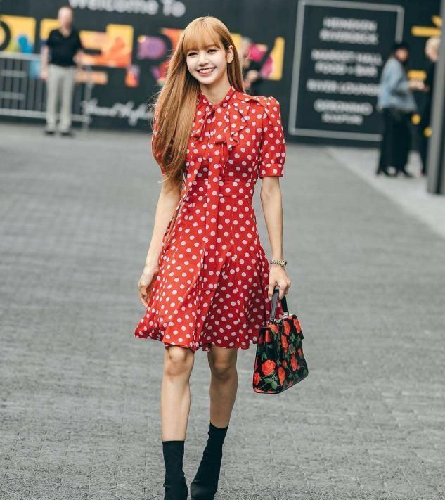 lisa和刘嘉玲年龄不同,同穿红色波点裙,给你带来不同的美