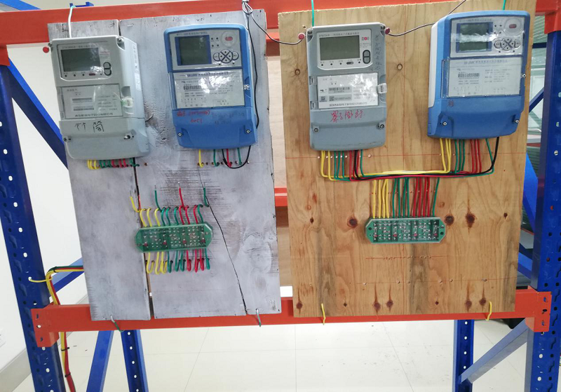 试验台背面完整的配变,负控终端接线 .