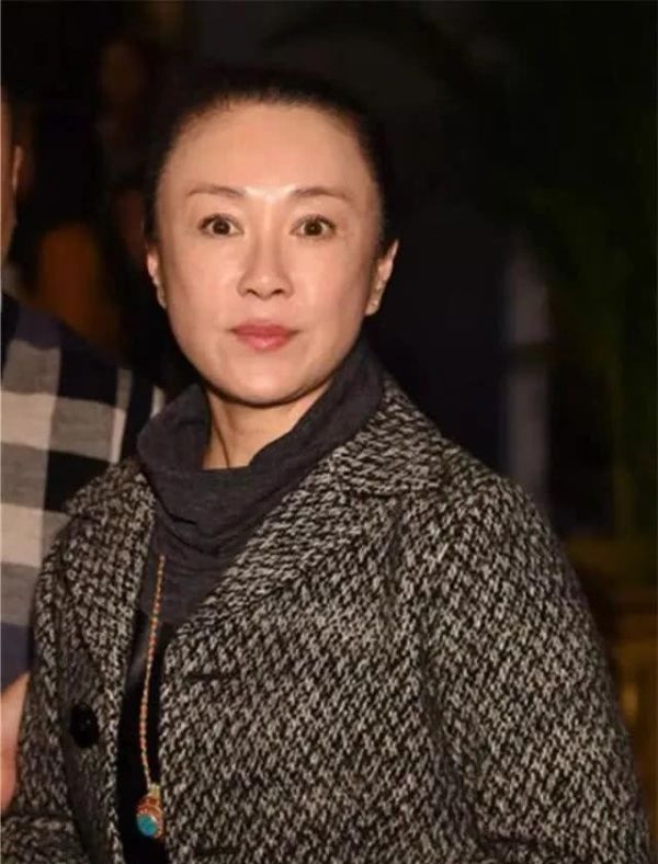 55岁傅艺伟近照曝光曾是最美妲己如今一头短发网友直呼认不出