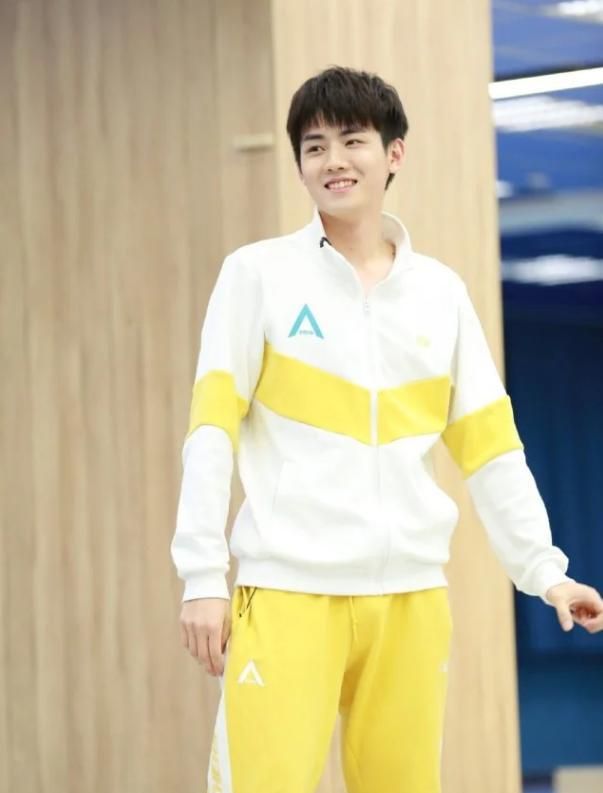 95年出生的任豪现在看着很有少年感,穿上浅色运动服的他更显得干净