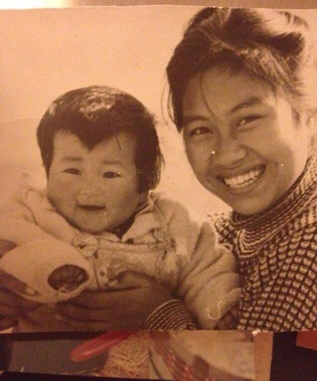 吉克隽逸和妈妈合照,黑肤色爽朗的笑容,母女俩长得像而且美|吉克隽逸|