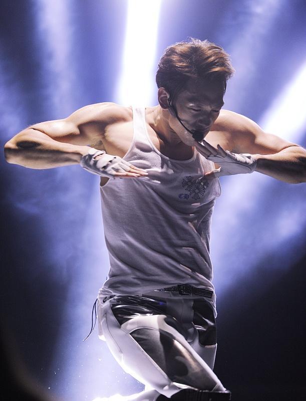 岁的rain堪称是元祖韩流野兽派偶像,过去的他经常大方展现精壮好身材