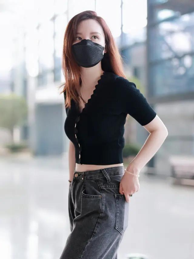 张萌机场秀少女身材,穿蓝色双排扣上衣配牛仔裤,身姿太迷人了