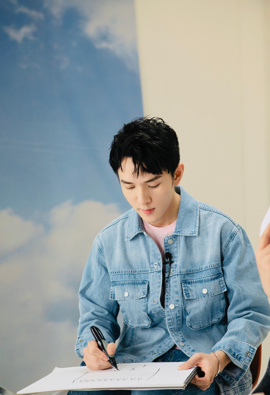 李佳琦现身机场前呼后拥人气高,已申请注册"ohmygod"声音商标