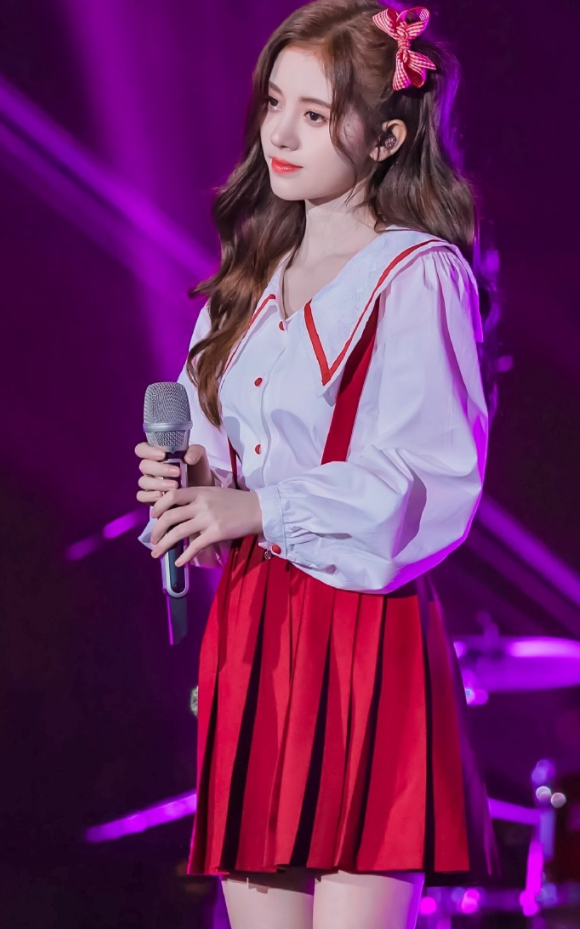 四千年美女鞠婧祎穿白衬衫配背带裙美得像漫画少女