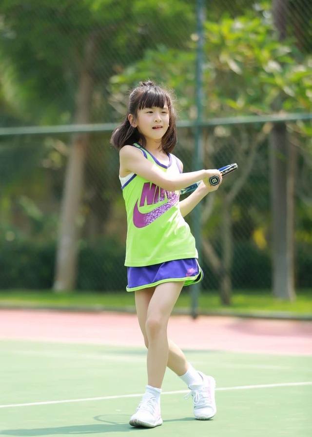 森碟粉色裤子配牛仔衣,12岁身高快赶上田亮了,现身机场好活力