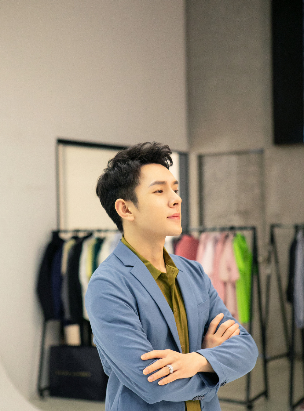 李佳琦现身机场前呼后拥人气高,已申请注册"ohmygod"声音商标