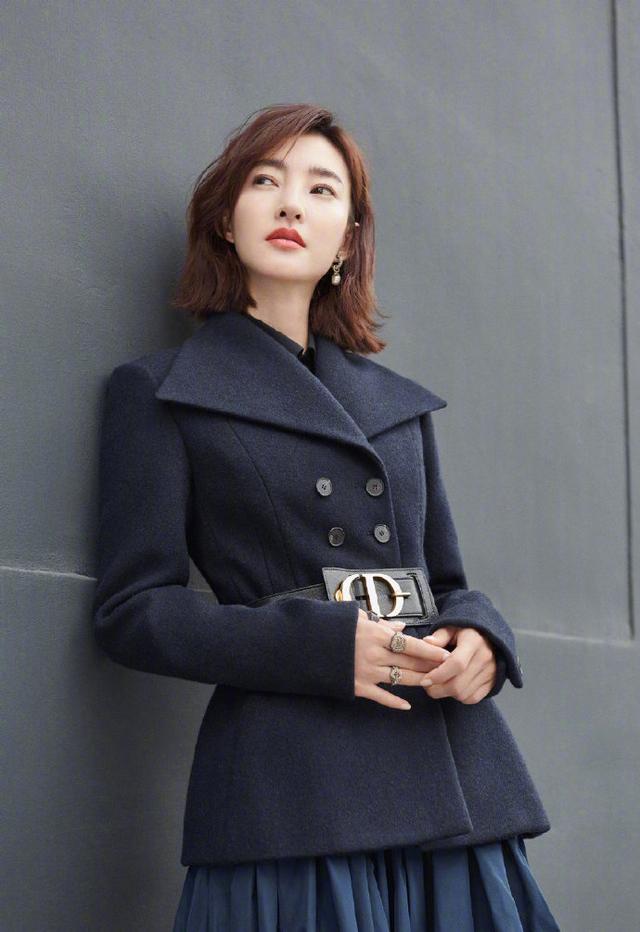 王丽坤不甩与林更新分手传言!最新街拍造型简直就是秋季穿搭范本