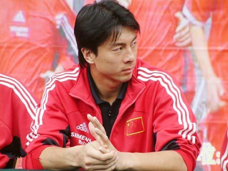 落魄的前大连国脚,与娇妻离异独自抚养女儿,为生计不惜当司机