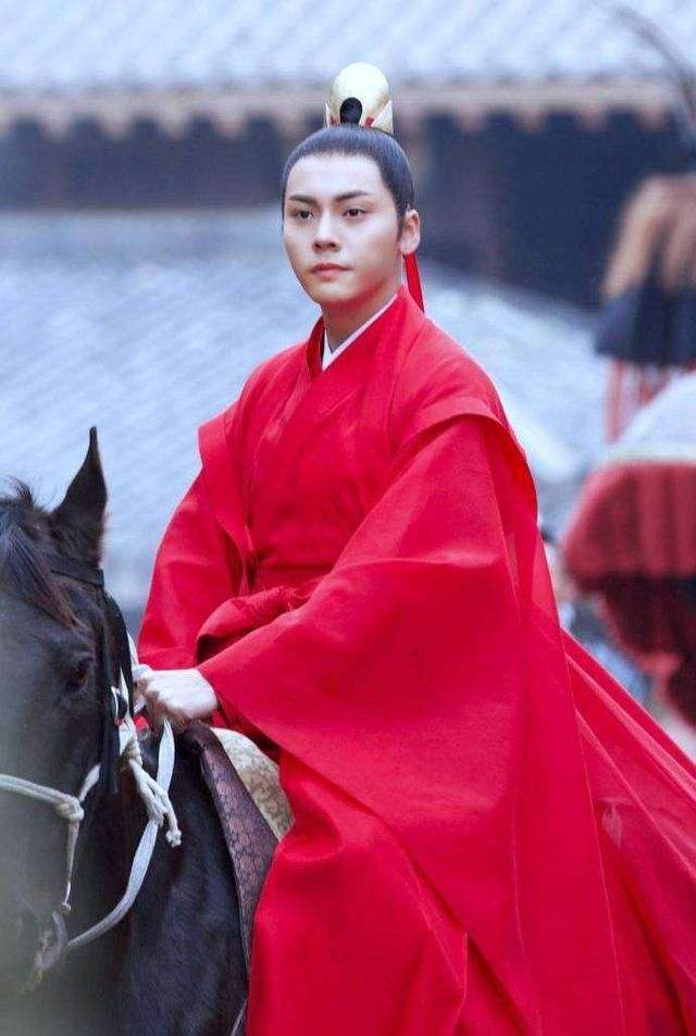 八大男星红衣,朱一龙翩翩公子,看到于朦胧:公子世无双