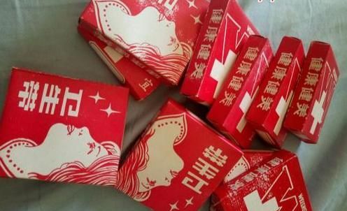 能见到那个时候妇女们所晾晒的经期卫生带(相当于今天女性用的卫生巾)