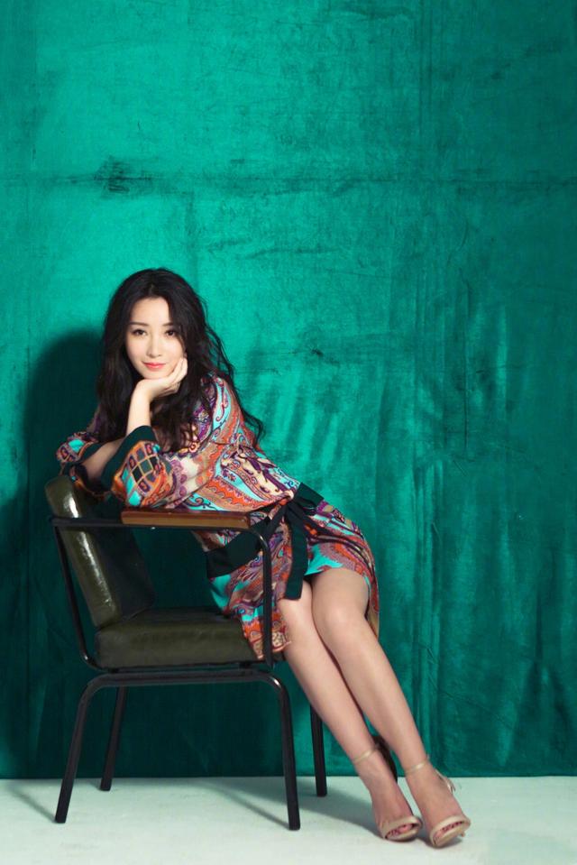 柳岩穿刺绣小短裙太美了,尽显优越好身材