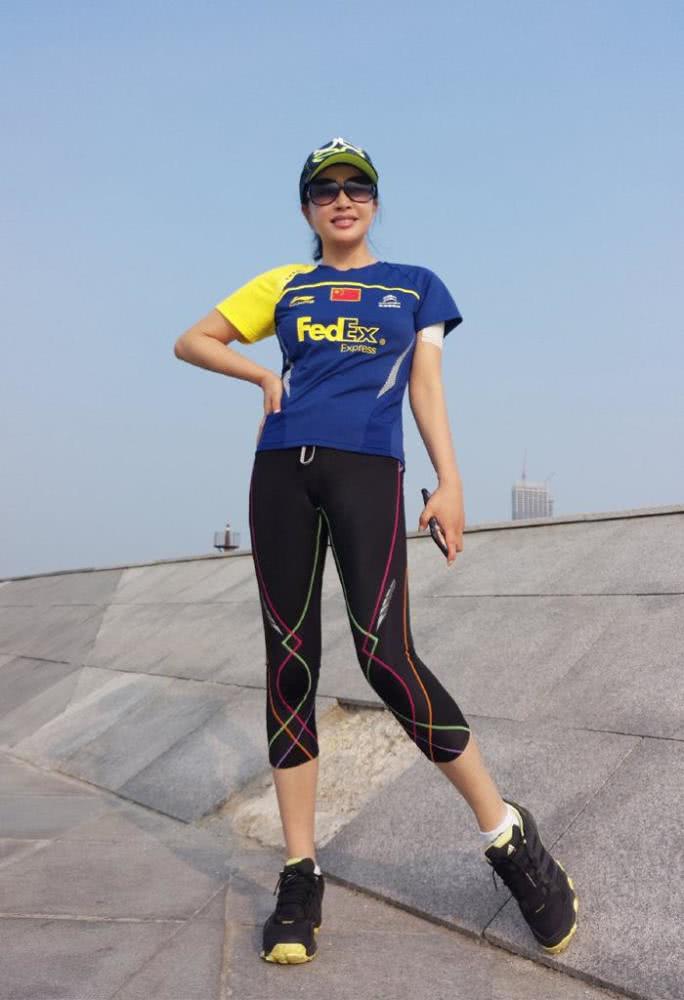 刘晓庆真不服老!这么紧的健美裤都敢穿,勒出"柯基臀"好惊艳