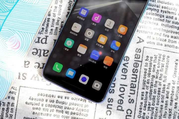 在amoled屏幕成为主流的今天,iqoo neo3采用lcd屏幕,可能最大的原因