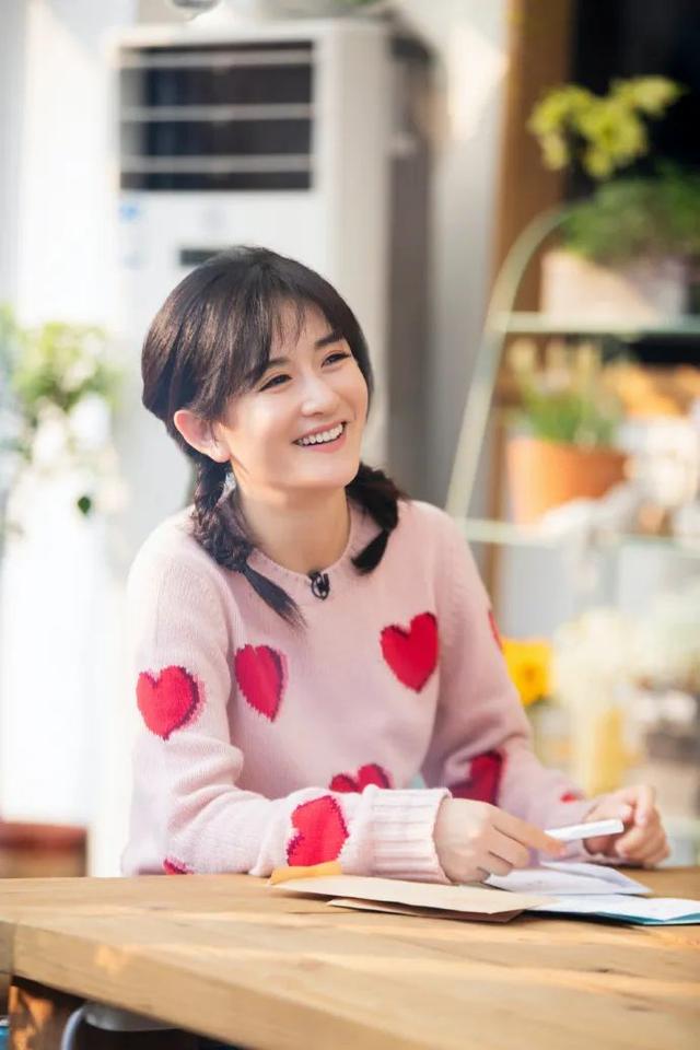 谢娜这造型真看不懂!双麻花辫配齐刘海,不显老气全靠一张少女脸