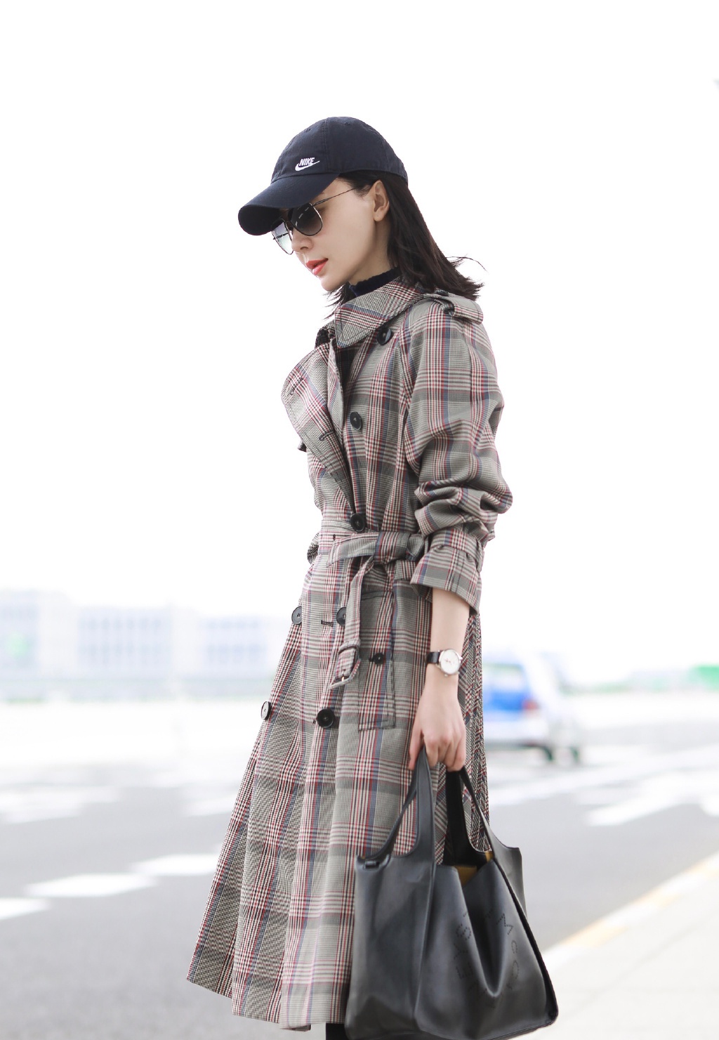 43岁陈数美出新高度,穿卡其色拼接风衣配牛仔裤,优雅帅气