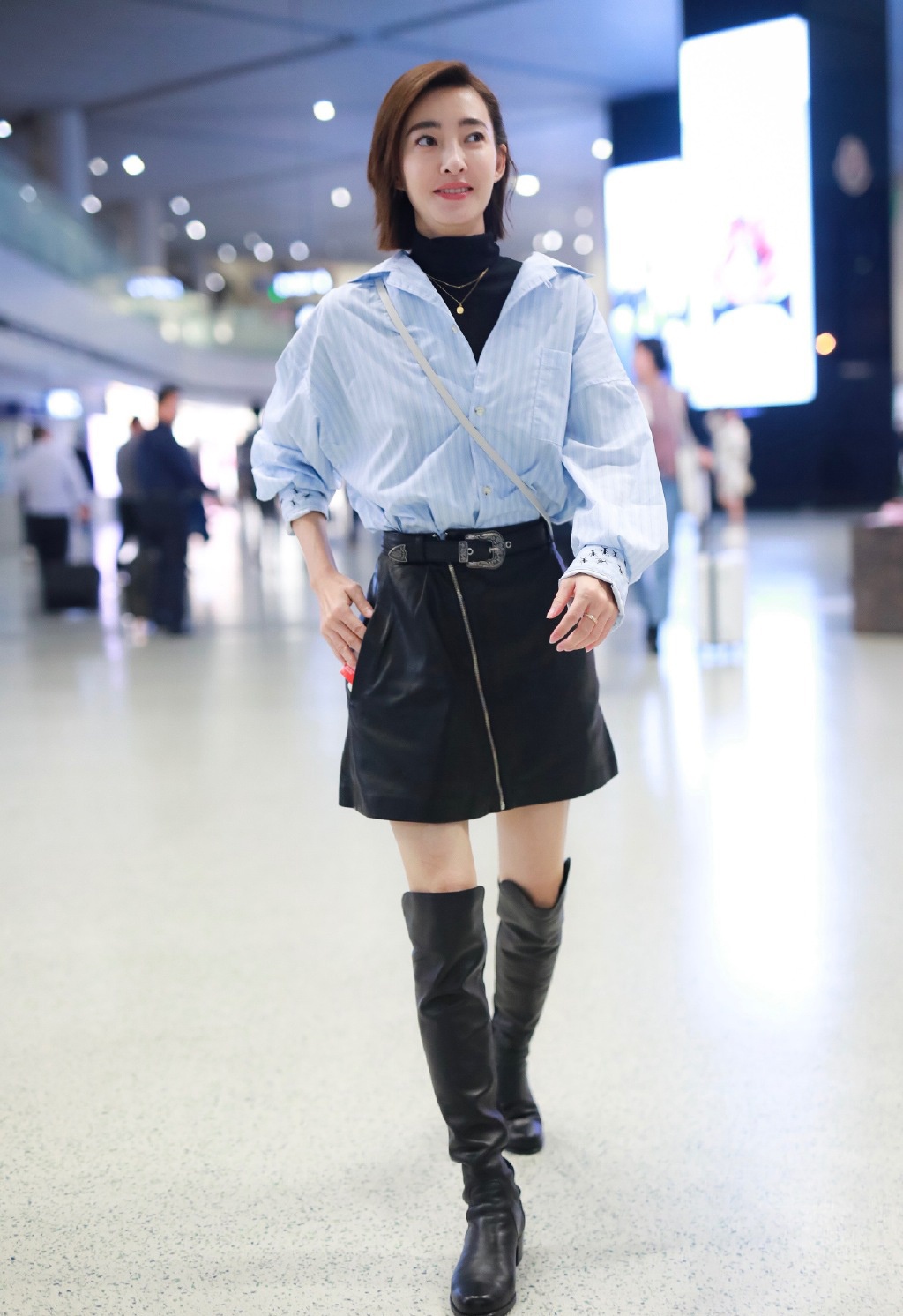 王丽坤风衣配牛仔裤秀竹竿腿被怒赞这是标准女团身材