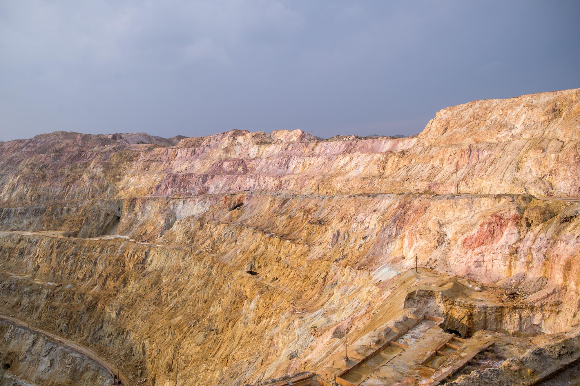 实拍白银露天矿遗址,曾是"中国第一爆"发生地|白银|露天矿|矿坑_新浪