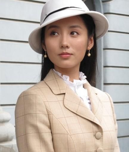 后又出演了《雪山飞狐》,《谁怜天下慈母心》.