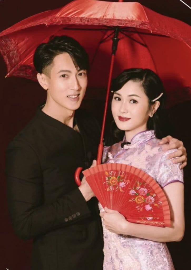 吴尊一家四口拍婚纱照,女儿也带"王冠",跳入泳池取景太任性