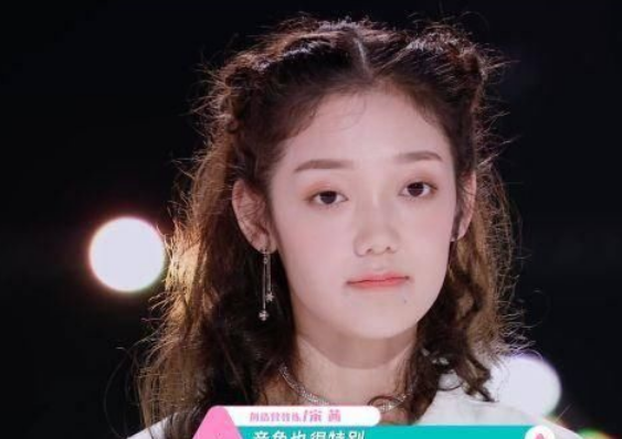 希林娜依 高生活照流出,意外撞脸baby