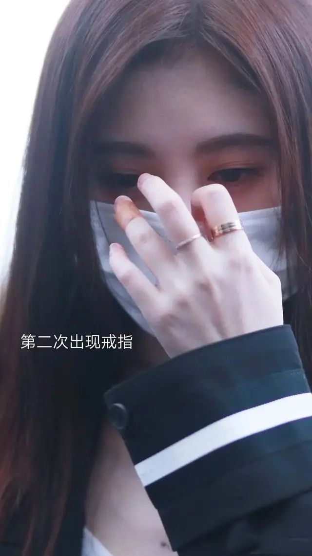 晒戒指秀恩爱同游迪士尼,男方却糊到查无此人|迪士尼|鞠婧祎|刘奕畅