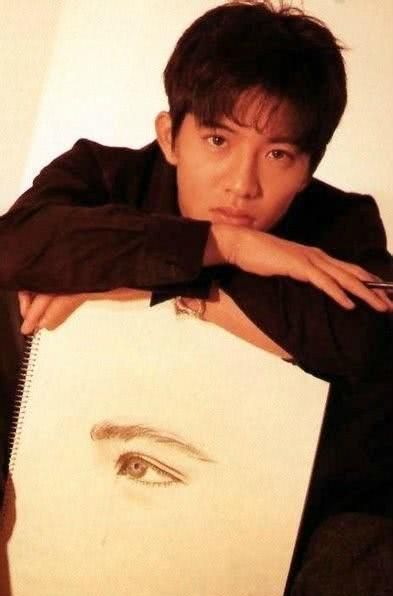 木村拓哉侧脸下颌线迷人,戴眼镜造型禁欲