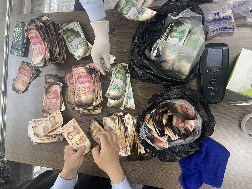 农行紫阳县支行耐心兑换残损币为客户解忧