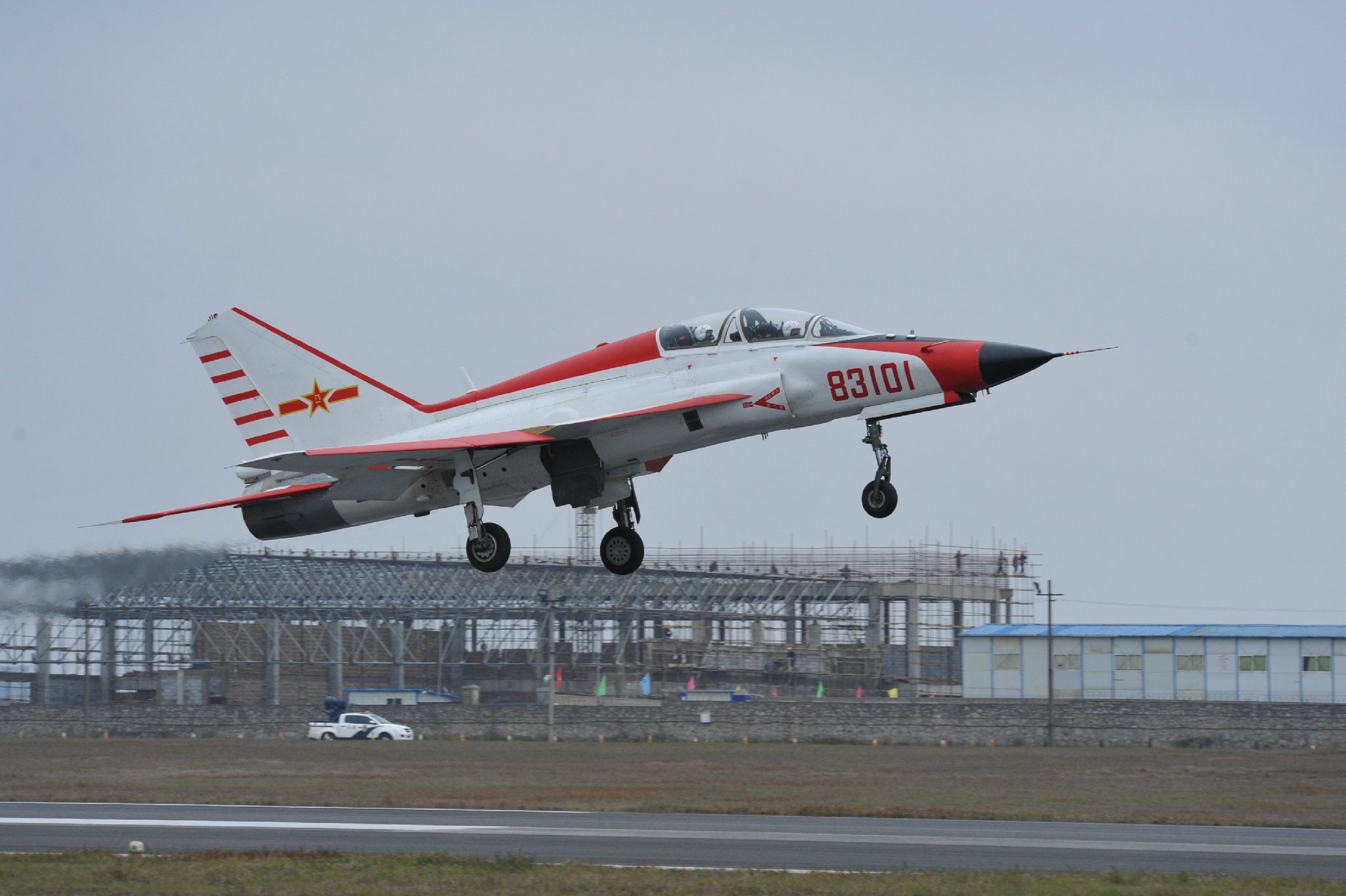 国产舰载教练机首飞成功,让更多飞行员飞上辽宁舰和山东舰