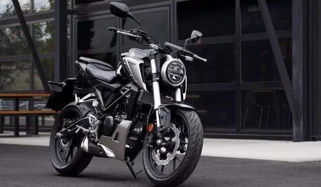 本田小排量街车典范,前后碟刹 abs,单缸水冷发动机16.9匹马力