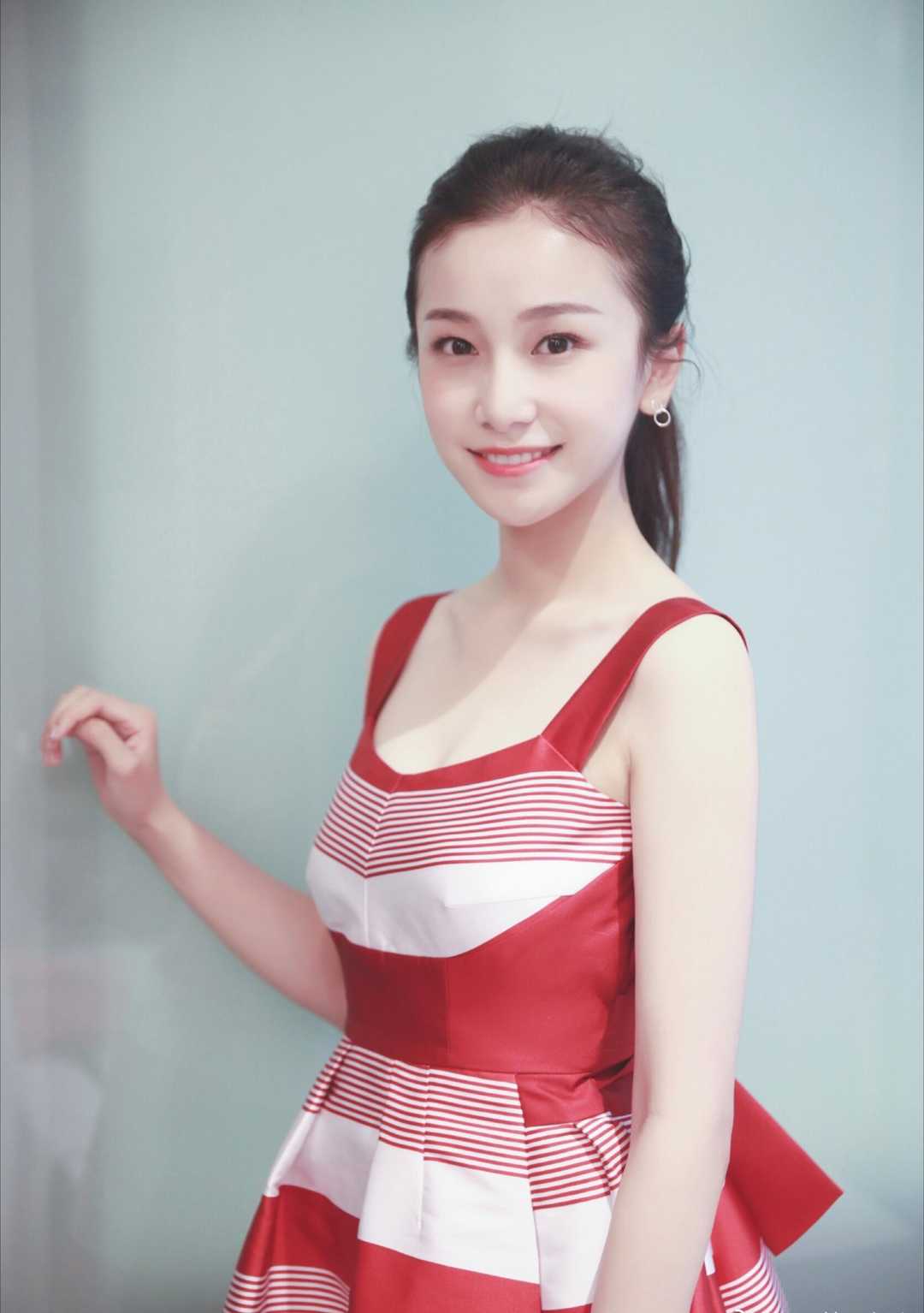 姜梓新长相甜美温柔拼色连衣清新脱俗配银色高跟鞋化身小公主