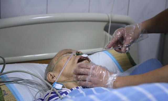 83岁老人瘫痪一个月后不幸遇上了歹毒保姆