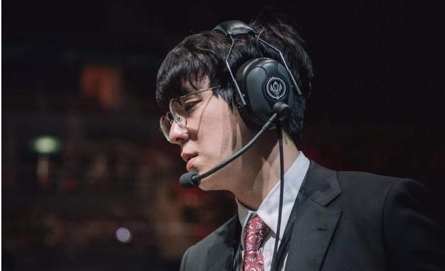 kkoma教练叫做金正勋(也译作金正均),出生于1985年12月23日,大家对于