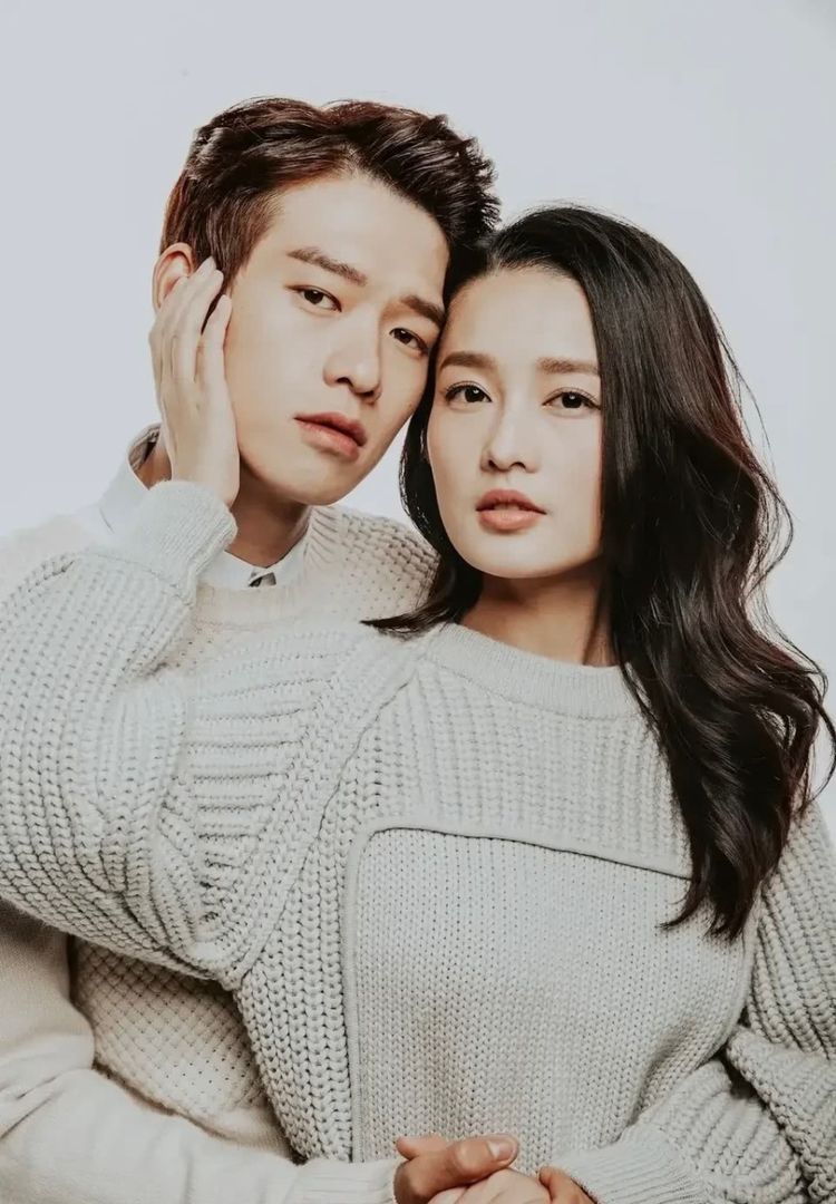 都说魏大勋和李沁是假想情侣,看到合照时男方的手,细节骗不了人