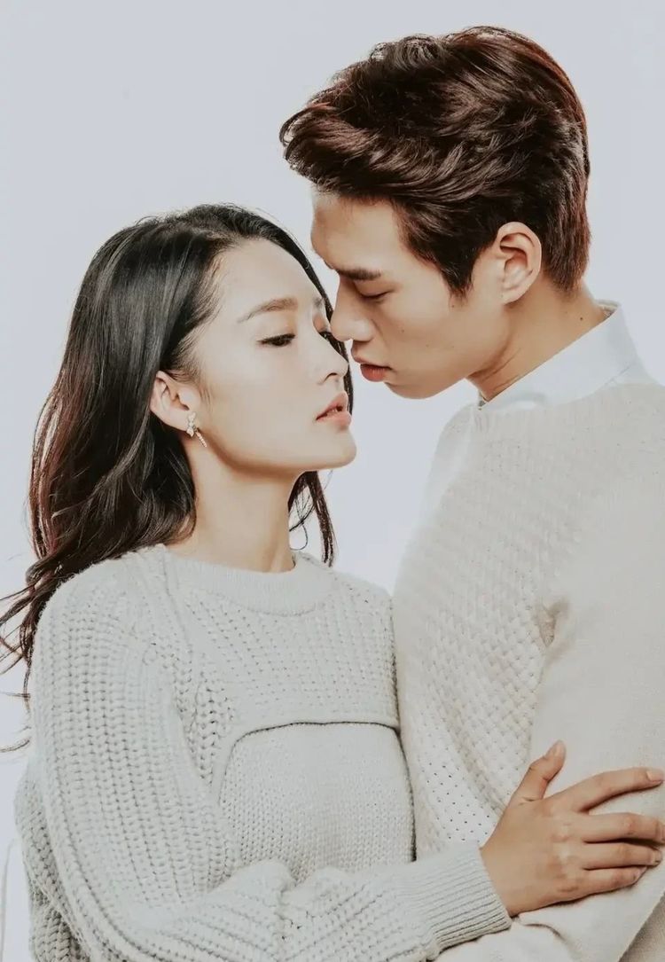 都说魏大勋和李沁是假想情侣,看到合照时男方的手,细节骗不了人