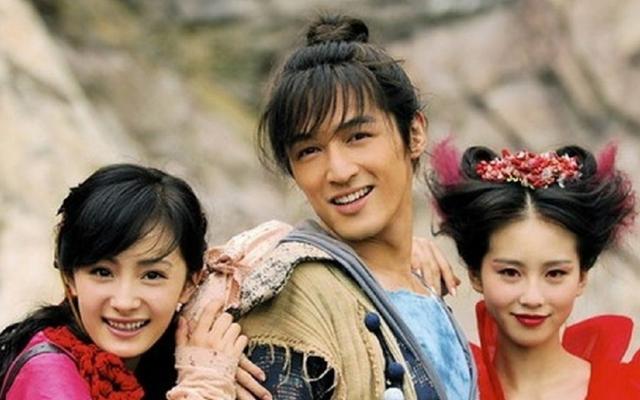 10年前胡歌杨幂就穿过情侣装拍照时头对头姿势亲密就像小情侣