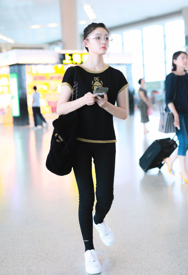 林允也是没包袱,穿外套牛仔裤成55分身材,一点不像女明星