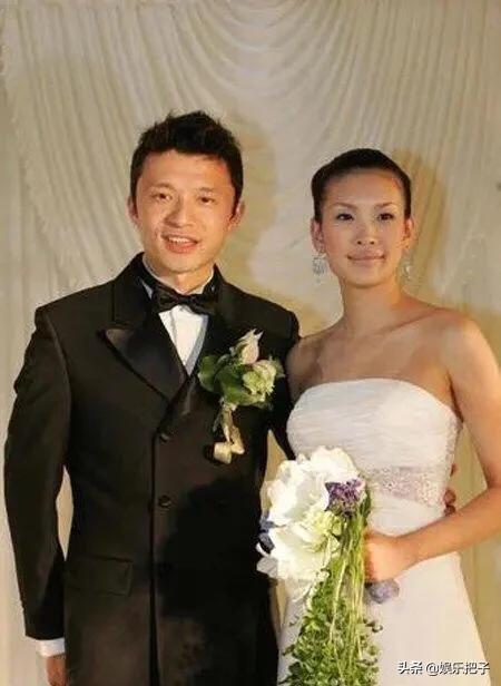 他经常出国出差,现任女友是一位比他小16岁的洋妞,现年29岁,谢晖这位