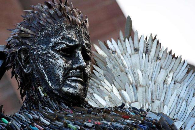 用10万把刀建成的雕像,堪称世界奇观,慕名而来的游客无不称赞